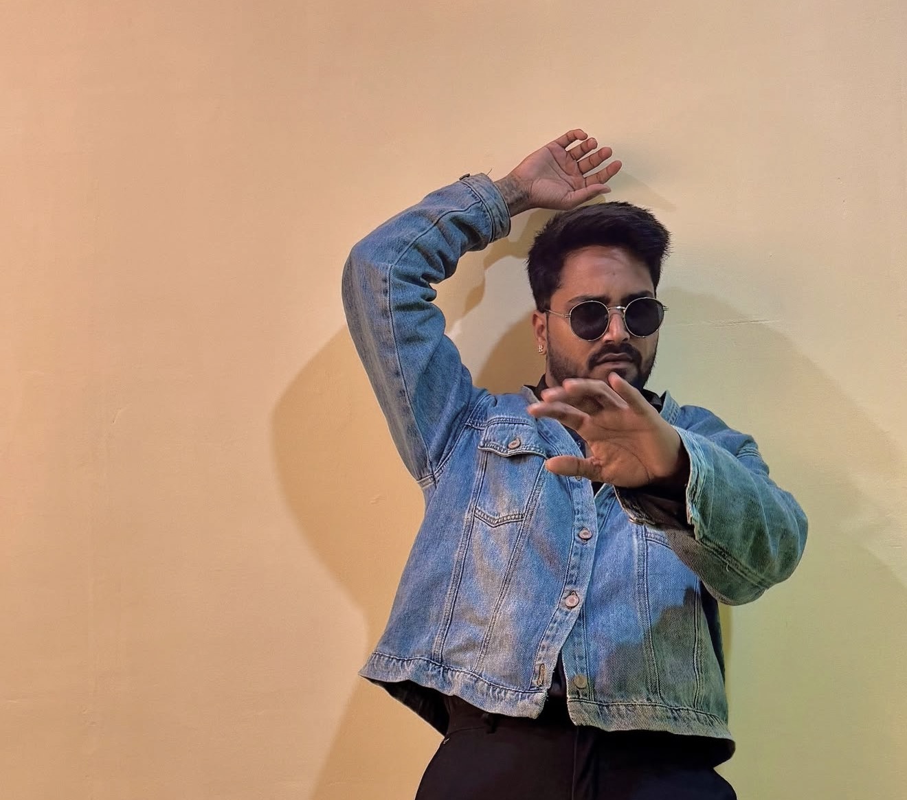 Manoj - Pose